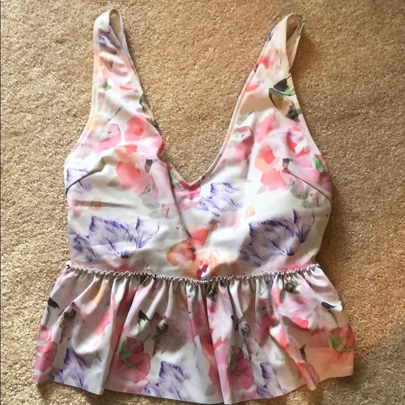 Kortni Jeane Other - Kortni Jeane v neck rare watercolor floral top